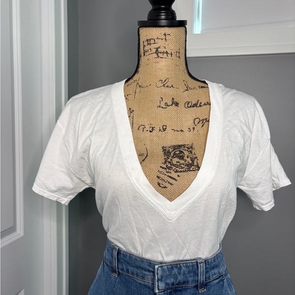 Good American Tops - Good American White Short Sleeve V neck T-Shirt